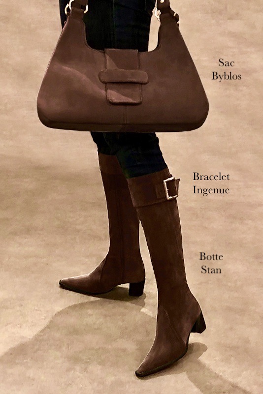 French elegance and refinement for these dark brown feminine knee-high boots, 
                available in many subtle leather and colour combinations. Record your foot and leg measurements.
We will adjust this pretty boot with zip to your measurements in height and width.
You can customise your boots with your own materials, colours and heels on the 'My Favourites' page.
To style your boots, accessories are available from the boots page. 
                Made to measure. Especially suited to thin or thick calves.
                Matching clutches for parties, ceremonies and weddings.   
                You can customize these knee-high boots to perfectly match your tastes or needs, and have a unique model.  
                Choice of leathers, colours, knots and heels. 
                Wide range of materials and shades carefully chosen.  
                Rich collection of flat, low, mid and high heels.  
                Small and large shoe sizes - Florence KOOIJMAN